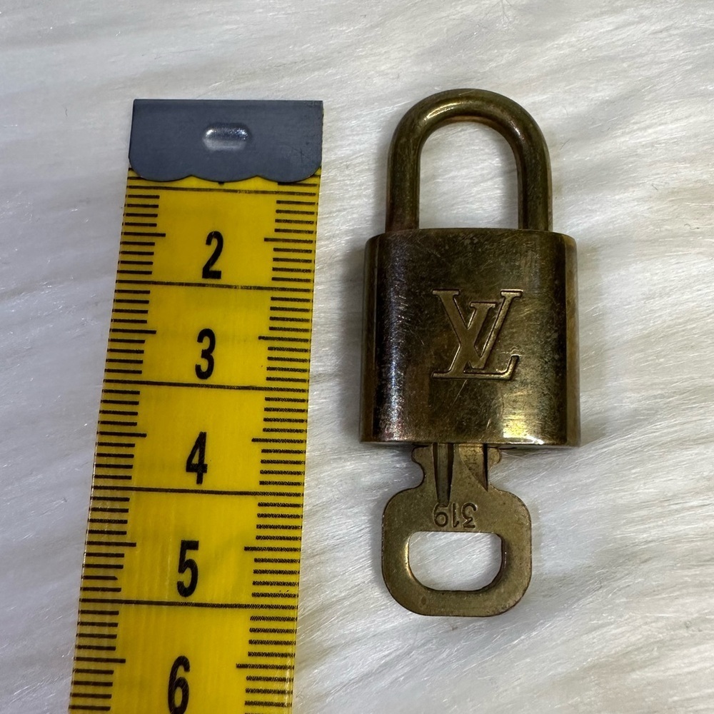 LOUIS VUITTON lock and key #319 - Picture 10 of 11